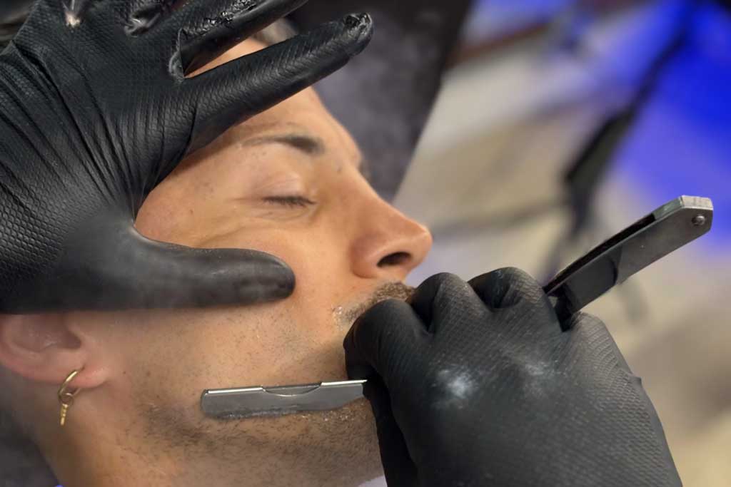 Afeitado con navaja en Funking Barber